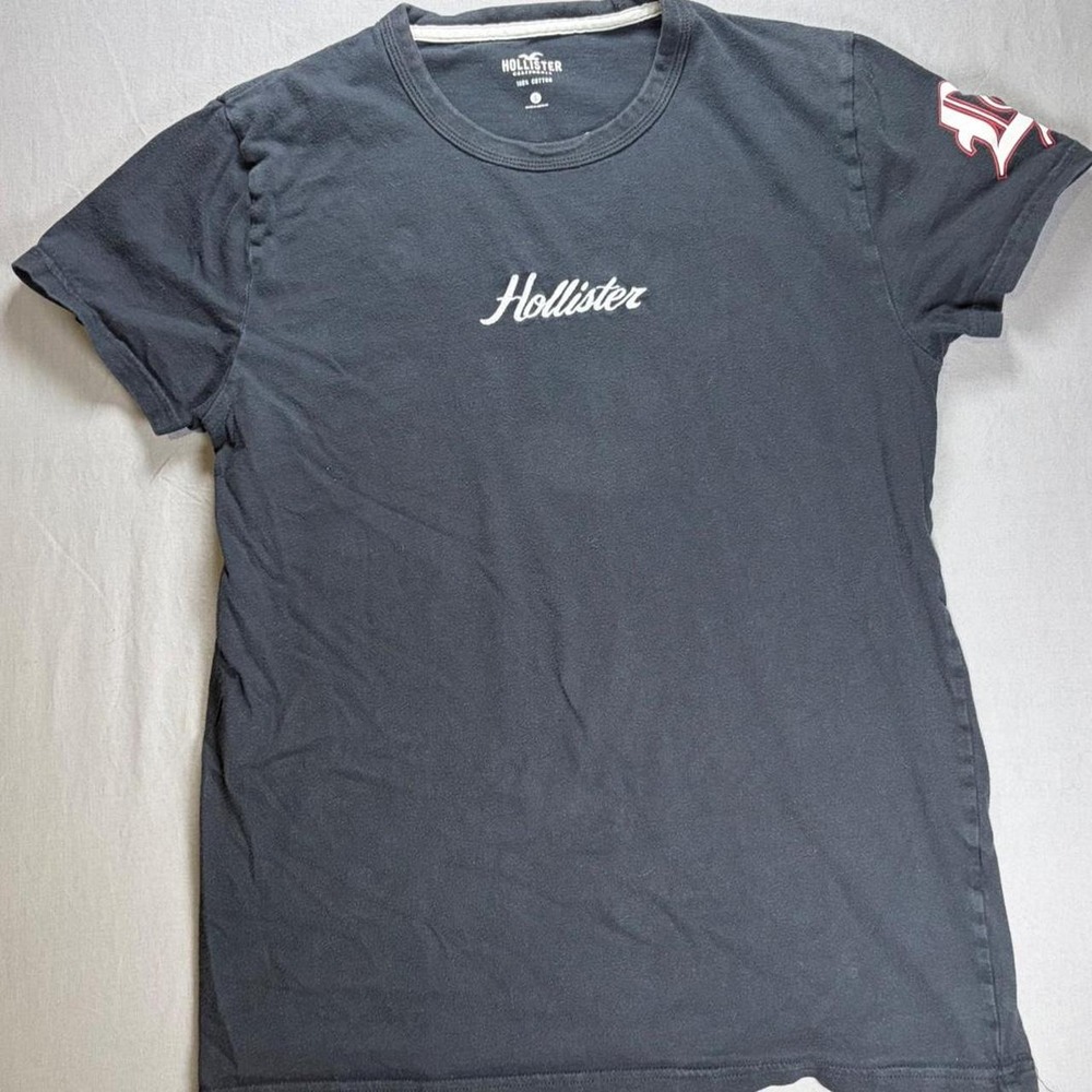 Holister Tee